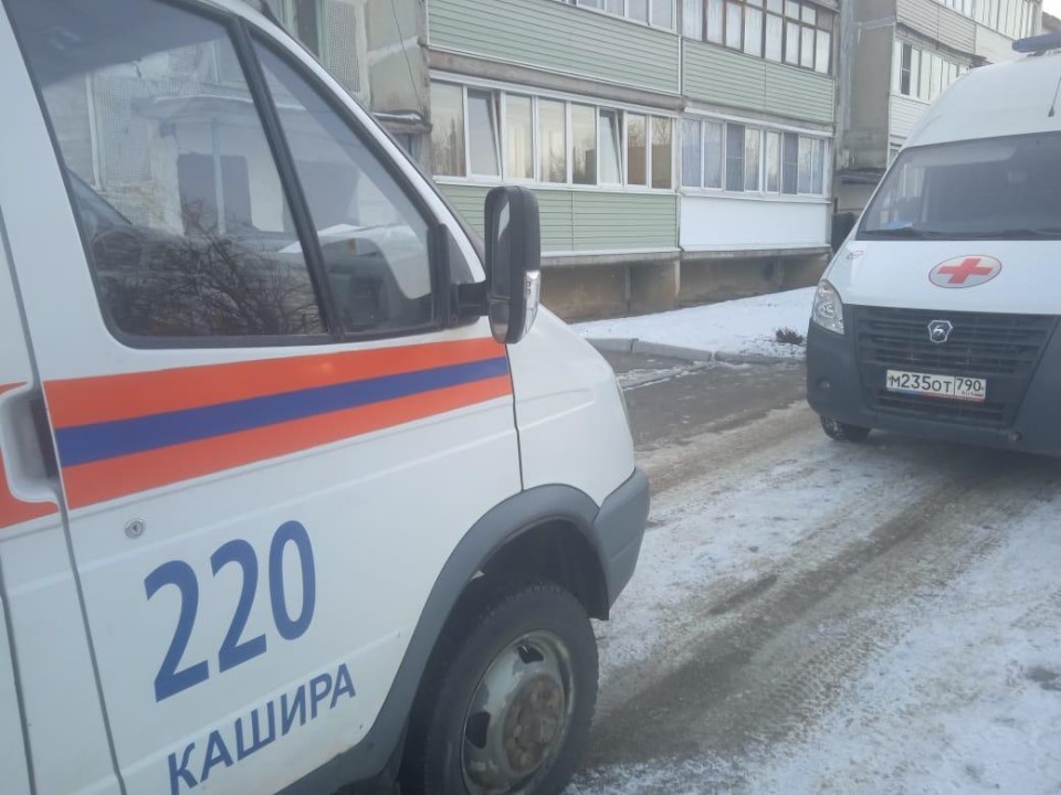 Четвертый этаж — не преграда: как спасатели помогли доставить пациента в больницу в Кашире