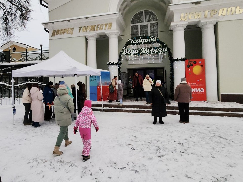Праздничные поделки и доброе дело: активисты организовали благотворительную ярмарку в парке имени Олега Степанова
