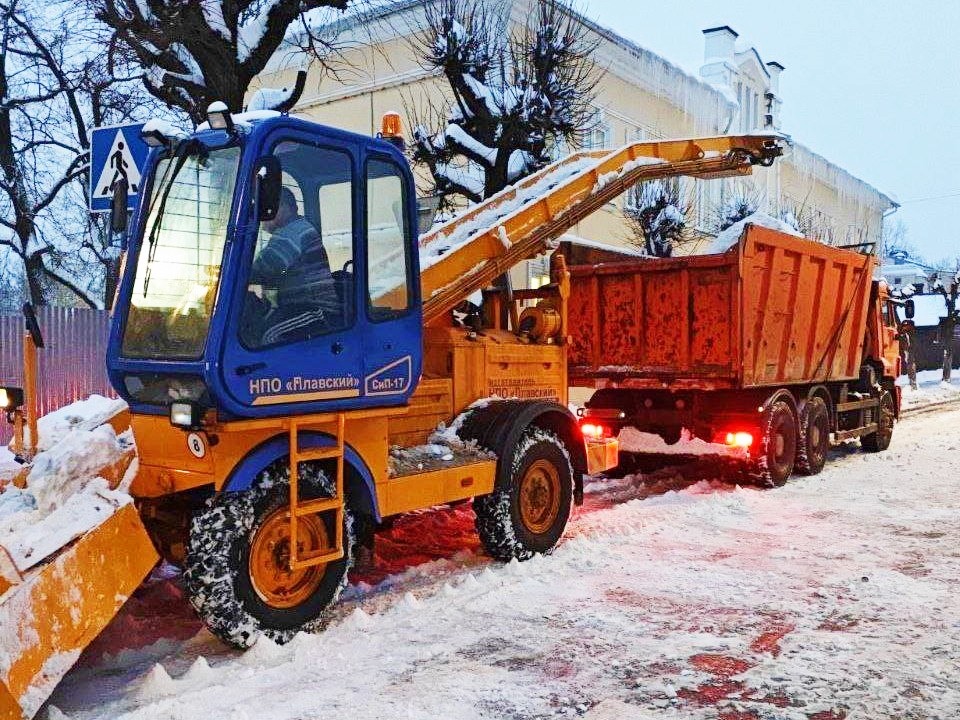 Более тысячи грузовиков снега вывезли на снегобазы под Серпуховом