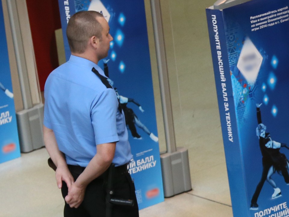 Совет по выбору успокоительного требуют у охраны магазина покупатели в Ногинске