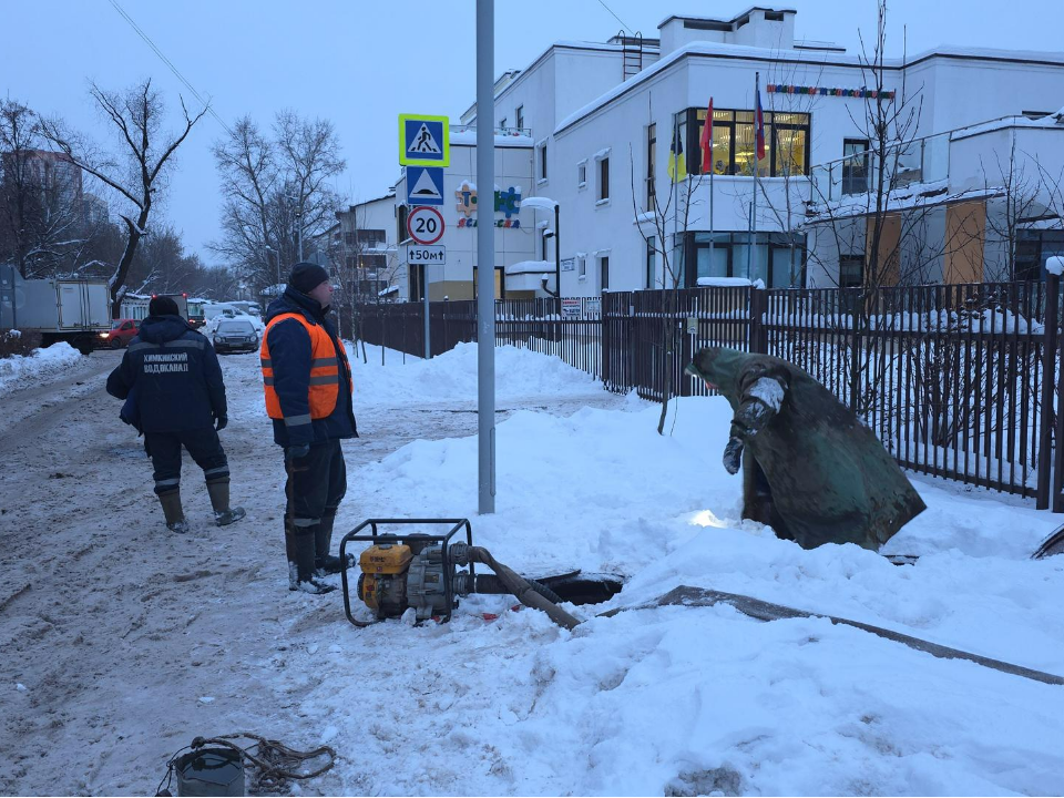 «Химкинский водоканал» оперативно локализовал утечку на улице Юннатов