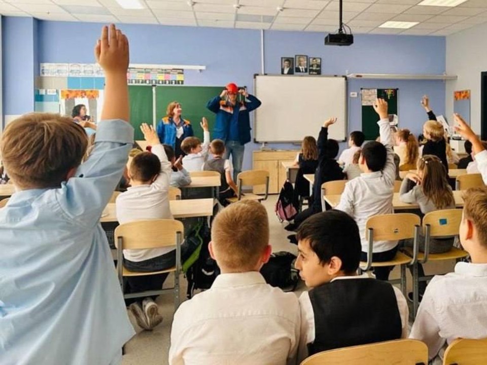 Селфи на опоре ЛЭП может стать последним: чему и зачем учат школьников подмосковные энергетики