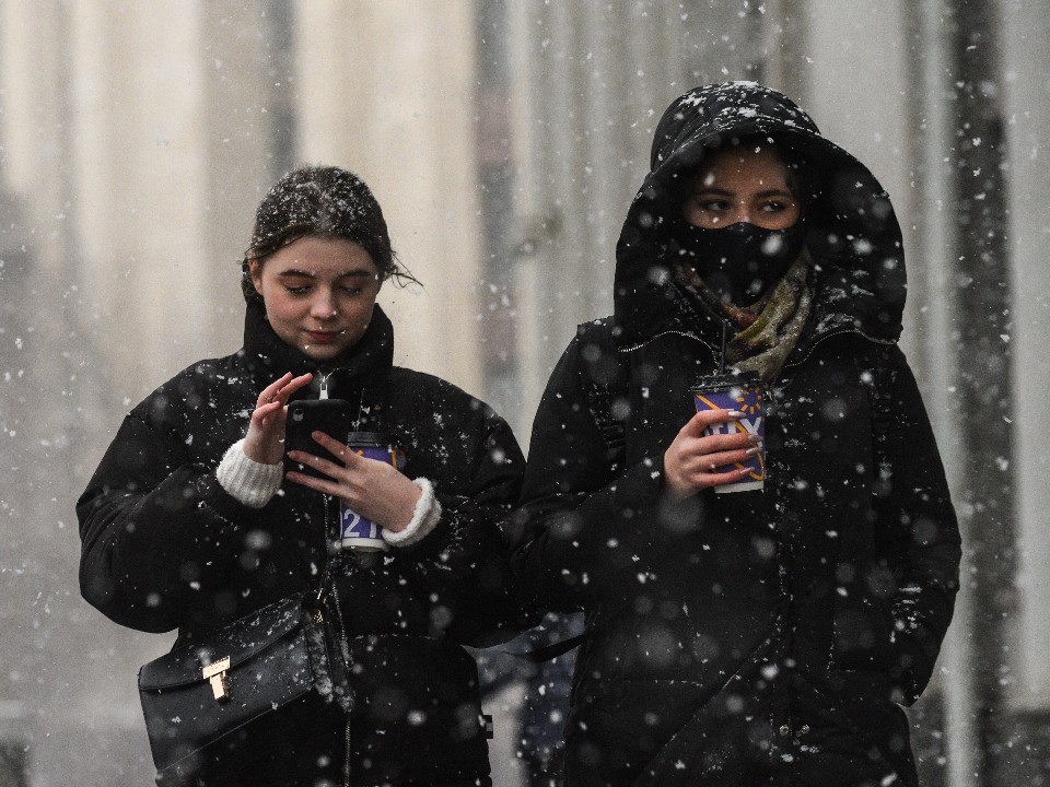 Вы сушите кожу зимой и не знаете об этом: семь привычек, из-за которых лицо стареет и краснеет