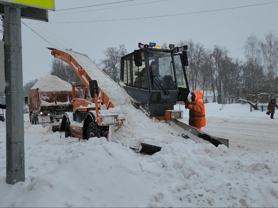 Дворники и жители в Егорьевске расчищают округ от снега