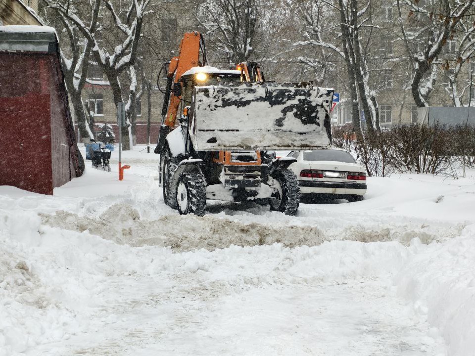 Аномальная метель: в Наро‑Фоминске более 100 спецмашин и 200 дворников вышли на уборку снега