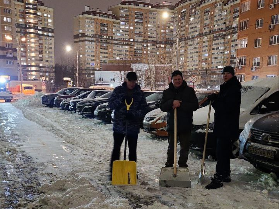 Совместными усилиями: жители Котельников помогают коммунальным службам убирать снег