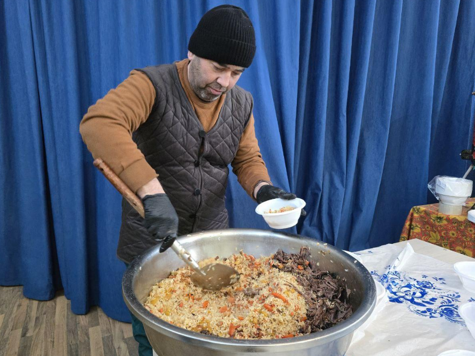 Сытный плов и горячий чай: дорожников и коммунальщиков, борющихся со снегом, накормили в Можайске