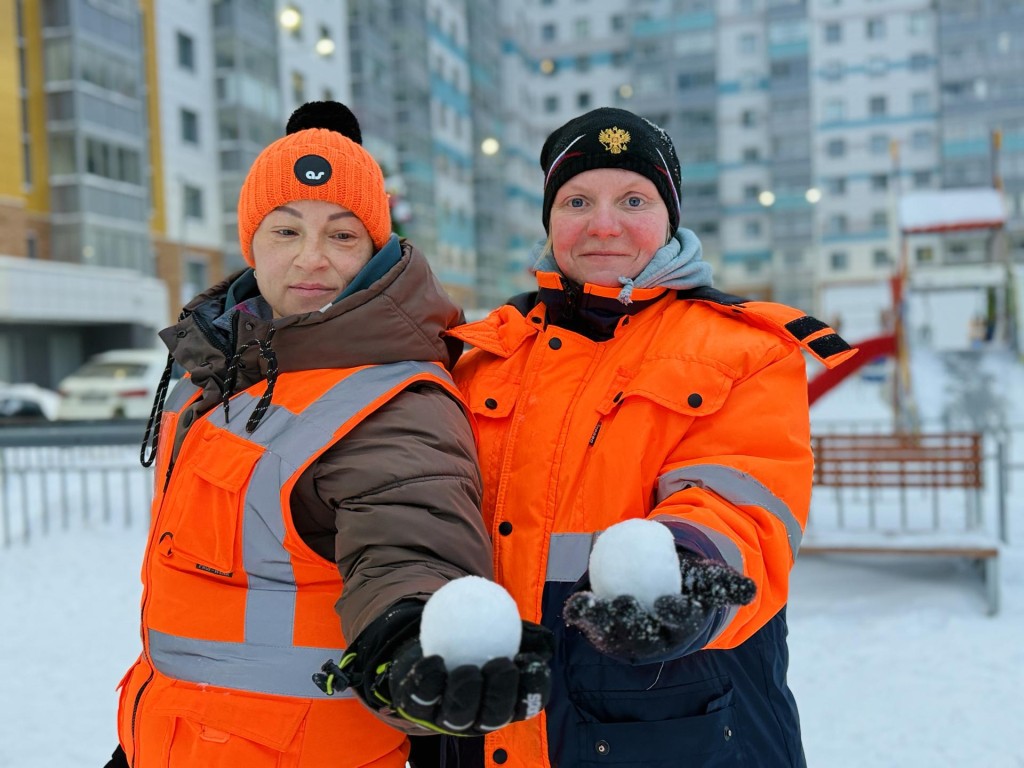 «Снег тает быстрее, когда работаешь с улыбкой»: девушки-дворники наводят порядок на детских площадках