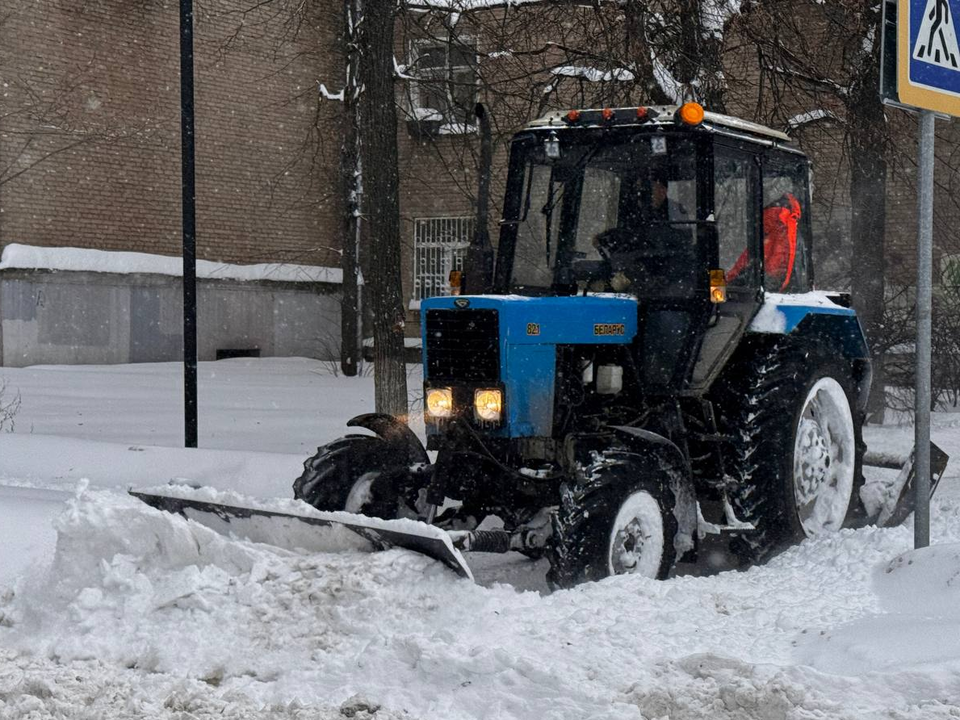 Почти 250 работников коммунальных служб круглосуточно чистят город от выпаввшего снега