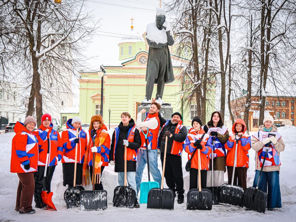 «Снежная битва с пользой»: как прошел волонтерский субботник в Клину