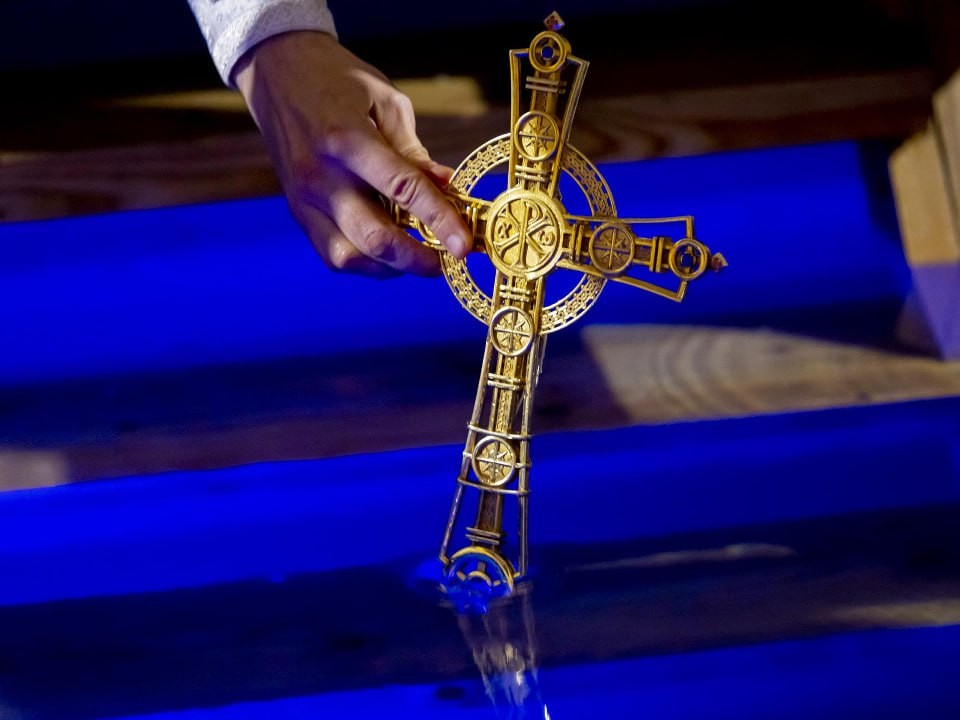 Пятилитровые канистры не нужны: священник объясняет, сколько святой воды требуется на год