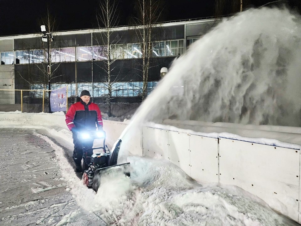 В Пущине открылась еще одна ледовая площадка: каток у ДС «Ока» расчистили и залили