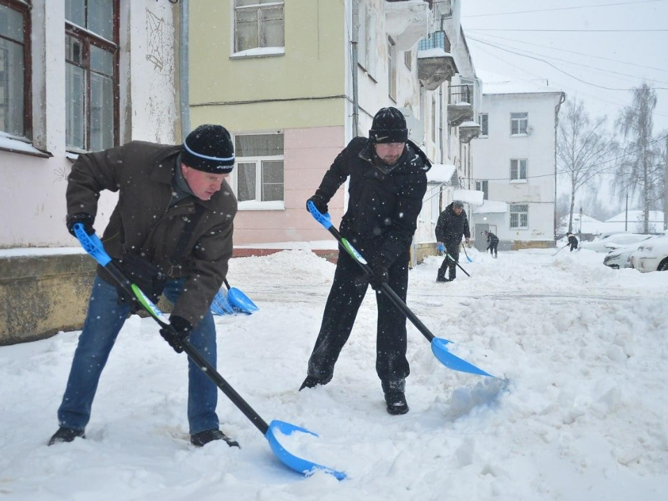 «Отрадно, что на субботник вышли люди»: зачем школьники взяли лопаты 9 января?