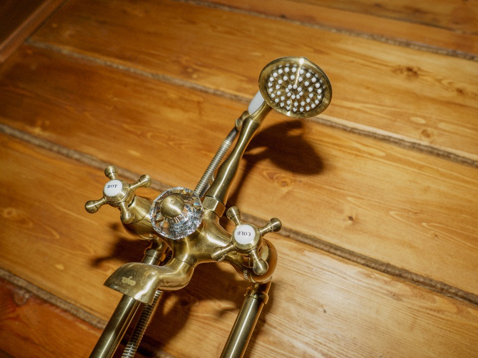 Бодрость или риск? Врач назвала болезни, при которых контрастный душ строго запрещен