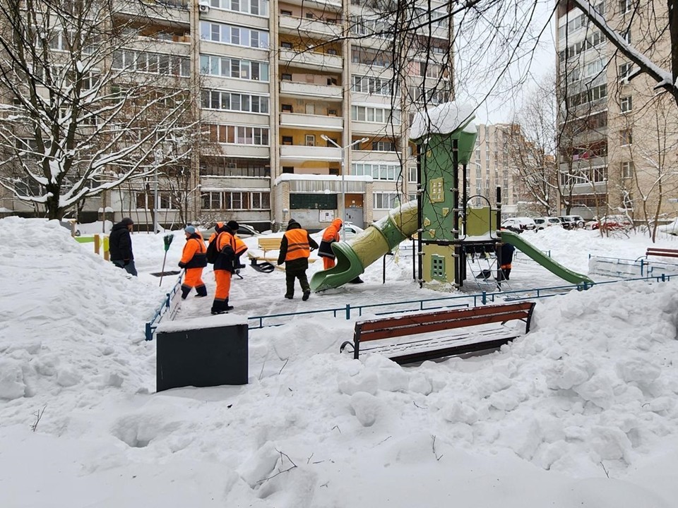 Коммунальщики за два дня превратили заснеженный двор на Лесном бульваре в удобную территорию для прогулок
