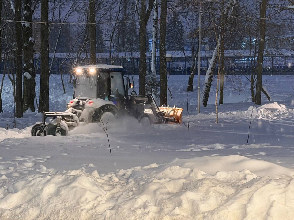 Зимний сезон в парках Видного под контролем: дорожки и площадки чистят от снега