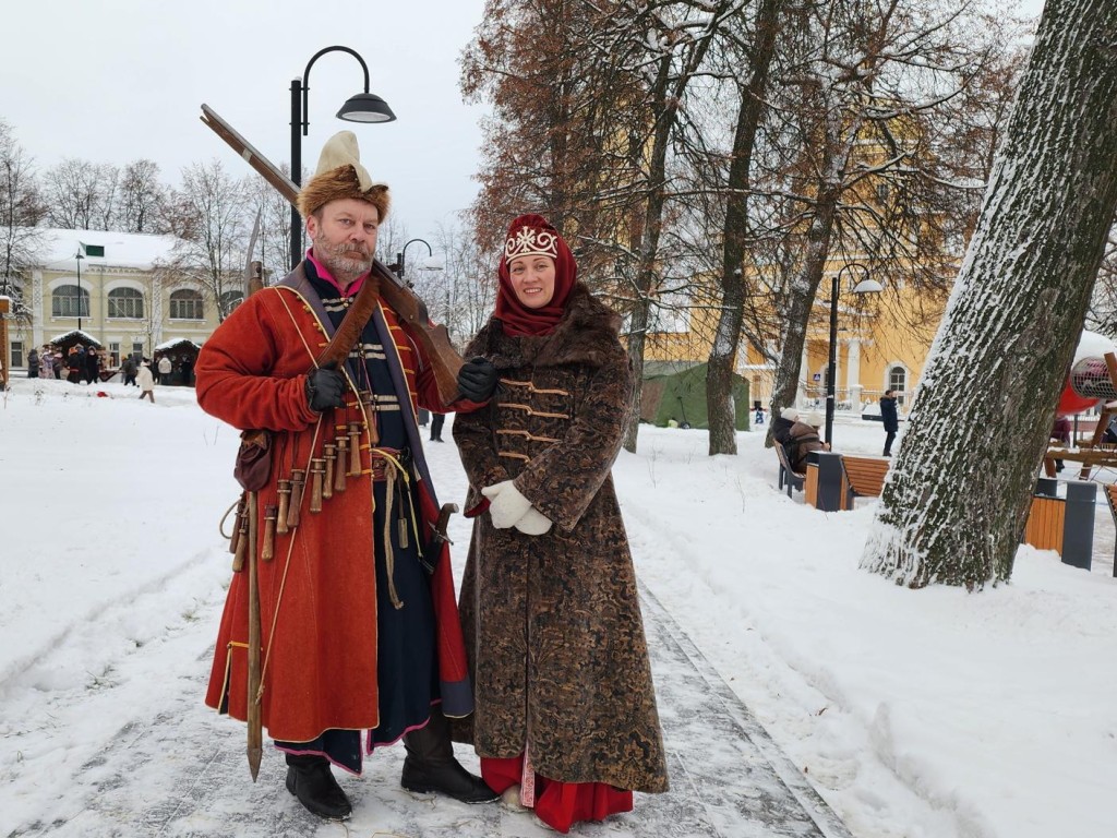 Емеля, метание валенок и ярмарка: как проходит фестиваль в историческом центре Каширы