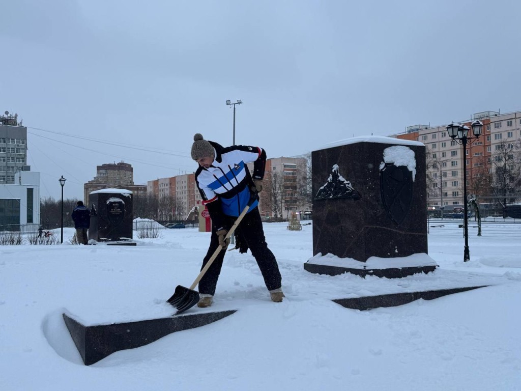 С любовью к малой Родине и подвигам предков: в Можайске освободили от снежных заносов Аллею Героев