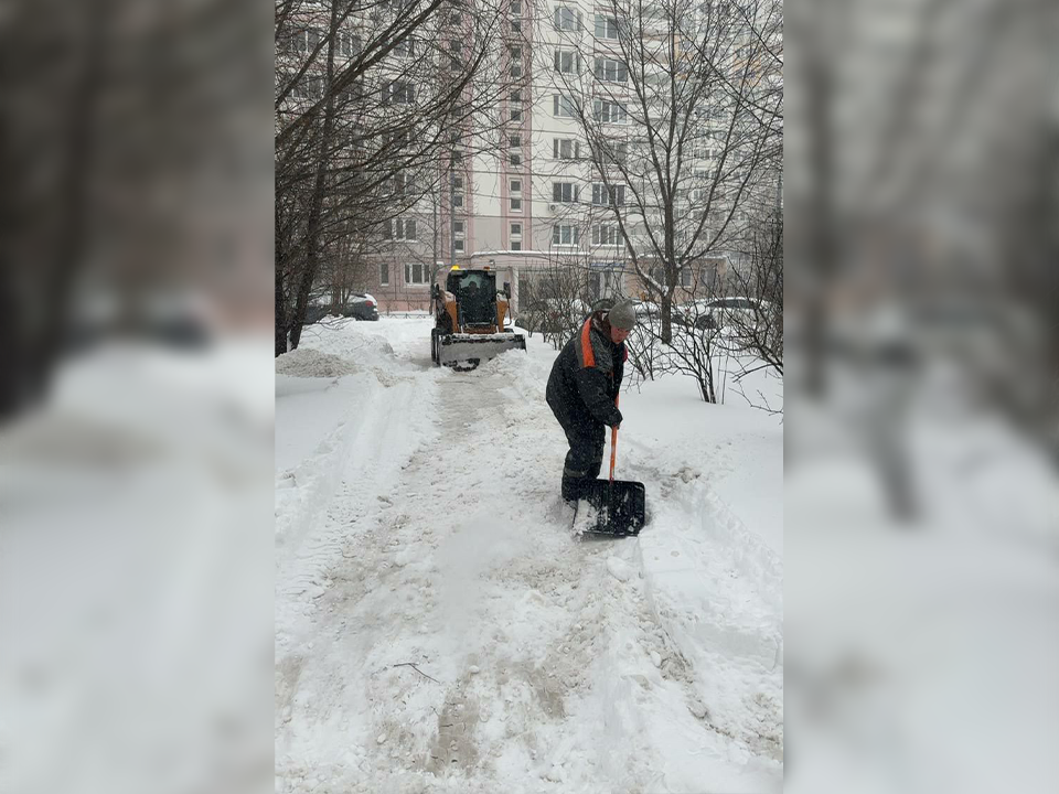 К расчистке снега во дворах Долгопрудного привлекли 37 единиц техники и 240 дворников