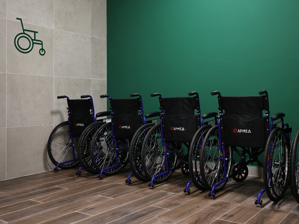 Жители Клина могут бесплатно взять трости, ходунки и коляски в прокат