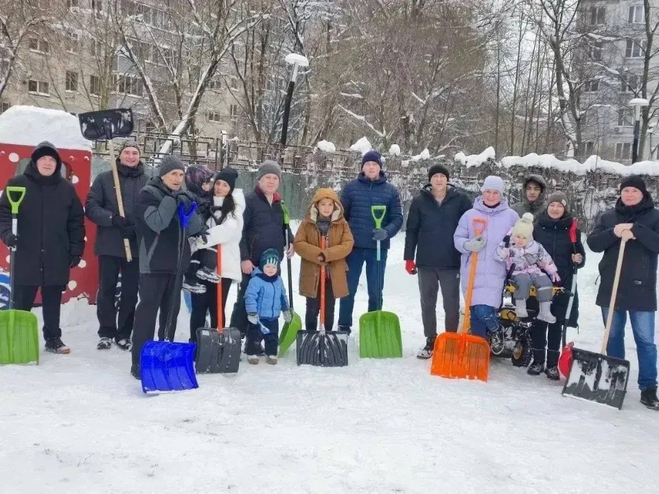 Врач Недошивин рассказал, как превратить уборку снега в фитнес-тренировку