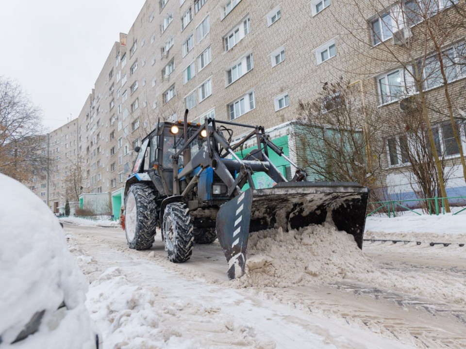 Названы адреса, где проведут комплексную уборку дворов от снега 17 января