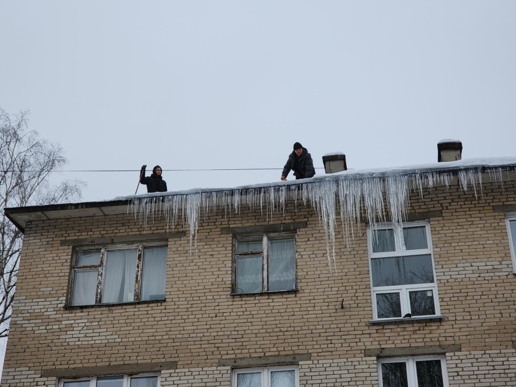 Коммунальщики в Черноголовке очищают крыши от снега и наледи