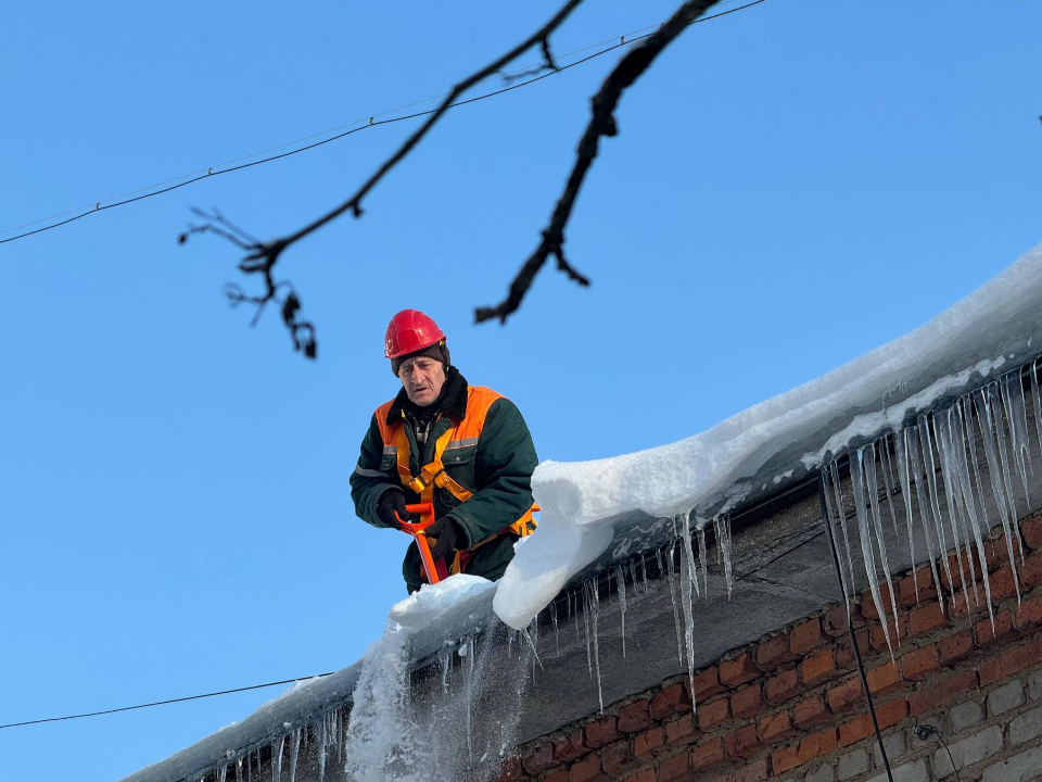 Чистые крыши Можайска: семь бригад трудятся на расчистке кровель от снега и сосулек