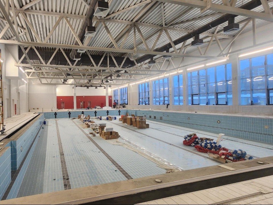 Строители заканчивают отделку бассейнов и установку шкафчиков в ФОК «Флагман»