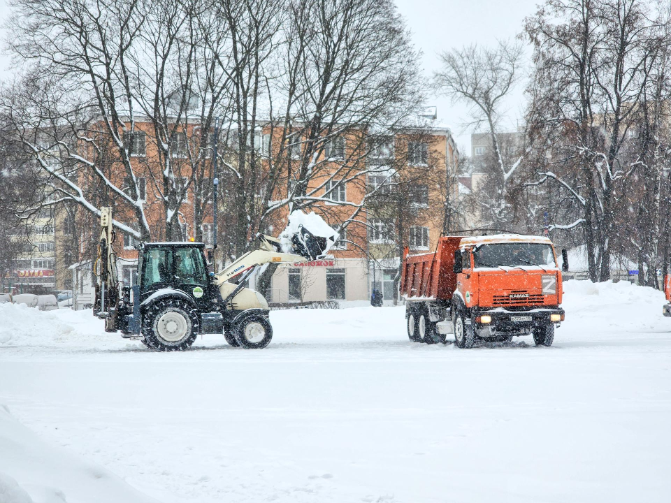 «Снег сильный, но мы справимся»: в Подольске коммунальщики усиленно расчищают улицы