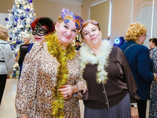 Новогодний маскарад объединил пожилых людей в Куровском