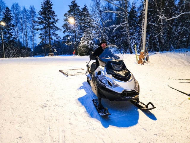Большую лыжную трассу в Пущине помогает выравнивать снегоход с дробилкой