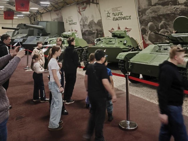 Настоящие танки и самолеты вместо игрушек: что показали детям в ходе уникального путешествия в парк «Патриот»
