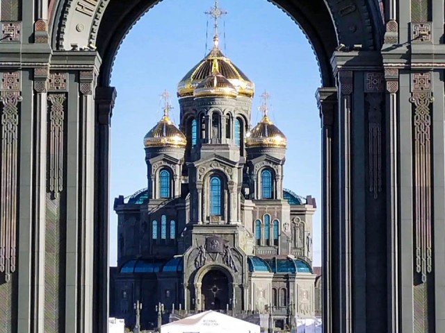 Под знаменем веры: праздничную литургию в Главном храме ВС РФ посетили военнослужащие и их семьи