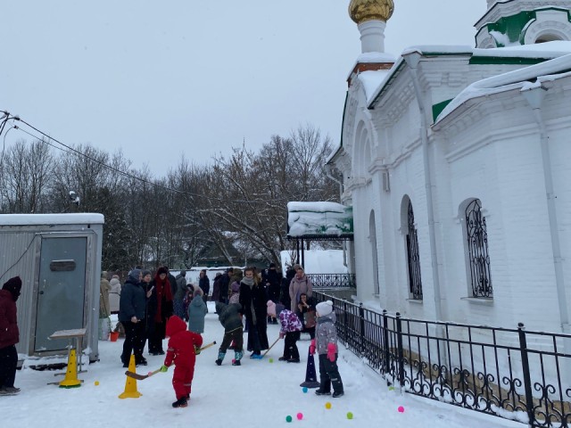 «Свет Рождества» в игровой форме: воскресная школа в Звенигороде устроила праздник для детей