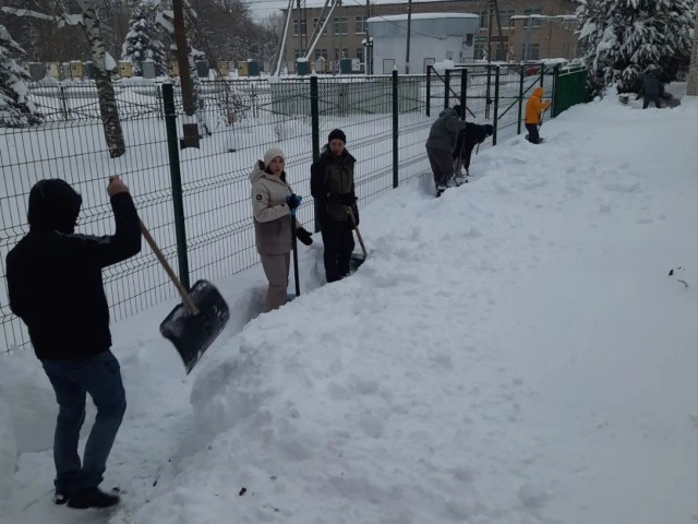Родители школьников и дошколят помогли убрать снег на территориях учебных заведений