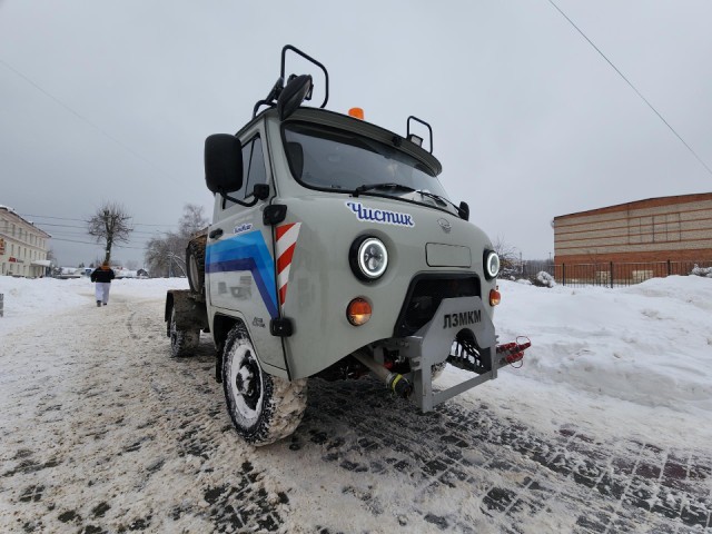 Едет боком: почему новинка коммунальщиков эффективна для уборки городский аллей