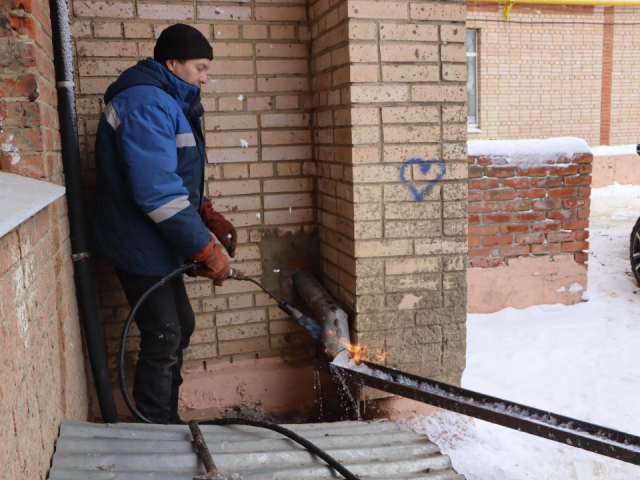 Лед атакует сверху: коммунальщики спасают дома от подтопления в мороз