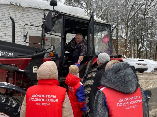 Подростки из Наро-Фоминска угостили коммунальщиков города шоколадками