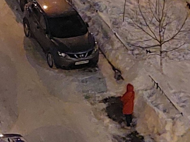 Любовь на парковке: жительница Краснознаменска часами сторожила машино-место для мужа