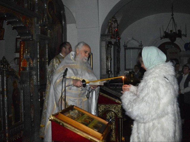 Вифлеемский огонь, который привезли из Израиля, зажгли в храме Воскресенска