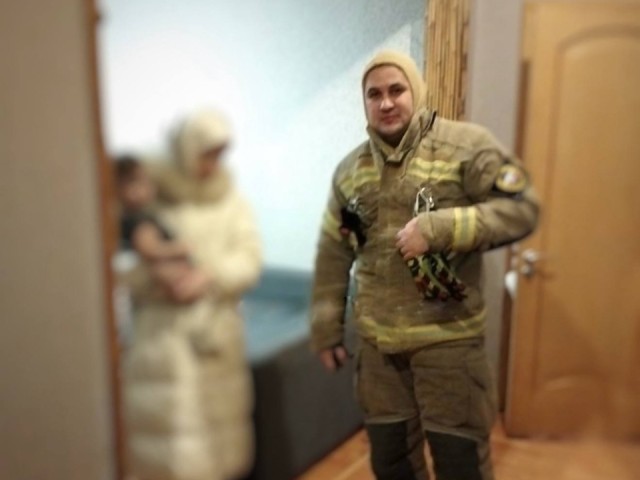 Щелковские спасатели освободили запертых малышей