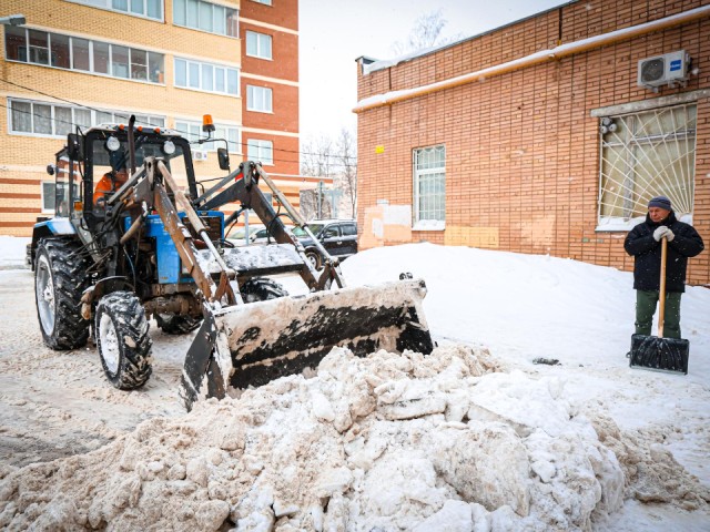 Коммунальщики расчистили снег на пересечении улиц Менделеева и Дзержинского