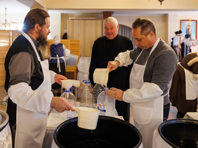 Космонавт Шкаплеров помогал раздавать святую воду в Звездном городке