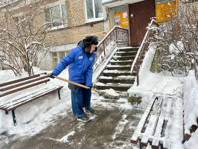 Чистые ступеньки и безопасные дорожки: волонтеры из Котельников вышли на уборку снега