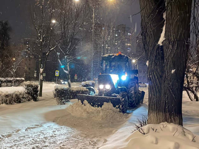 Дороги и дворы под контролем: коммунальные службы Королева устраняют последствия сильного снегопада