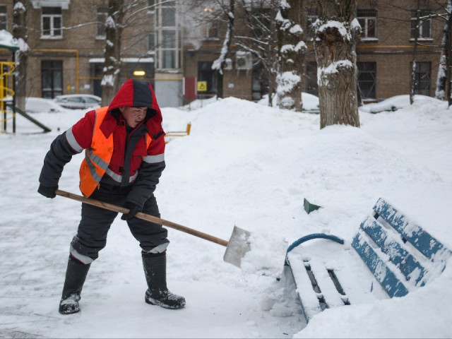 Полиция помогает: сотрудники МВД взялись за лопаты в Химках после снегопада