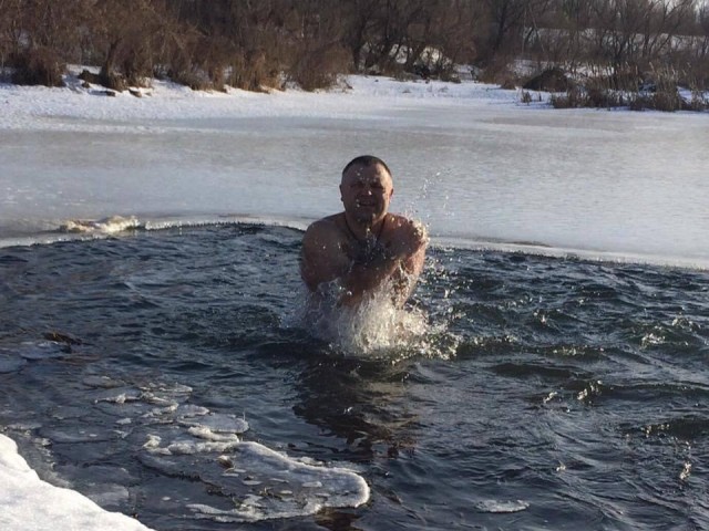 «Настоящему мужчине важно подавать пример»: ветеран СВО из Люберец практикует моржевание в новогодние праздники
