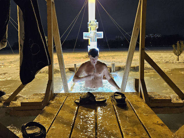 В первые полчаса крещенских купаний в Долгопрудном окунулись сотни верующих