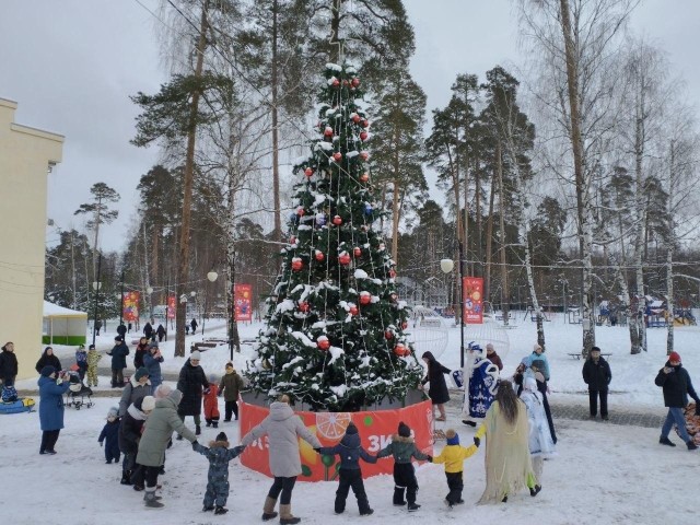 В Шатурском парке дети учились доброте у Марфуши и Деда Мороза